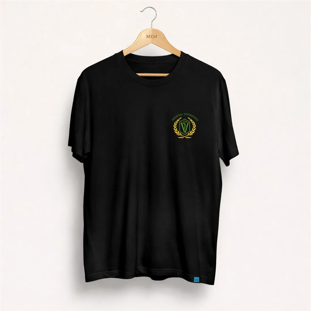 Camiseta Medicina Veterinária com bordado no peito — Preta