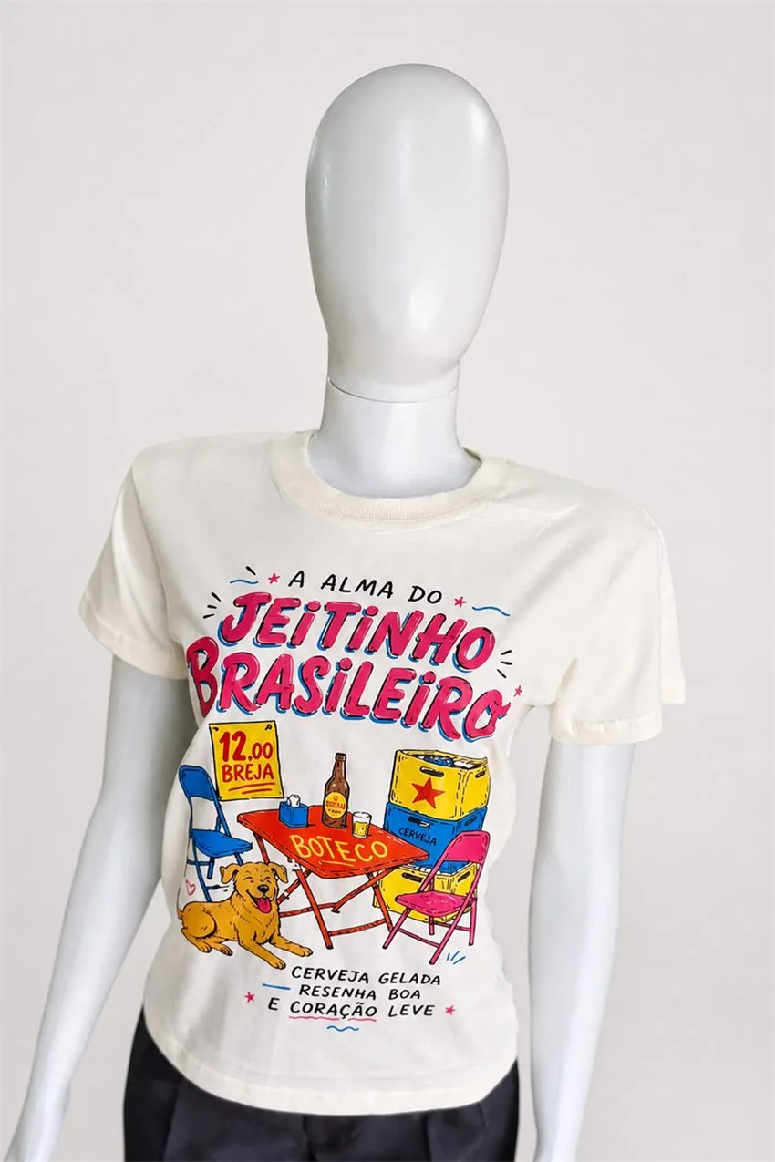 Camiseta estampada Jeitinho Brasileiro em manequim, com fundo de estúdio claro