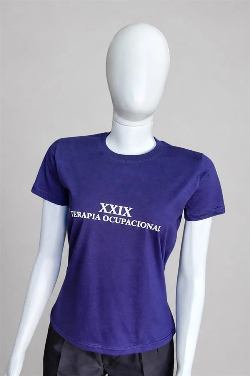 Camiseta roxa estampada com o nome da turma de Terapia Ocupacional, em manequim