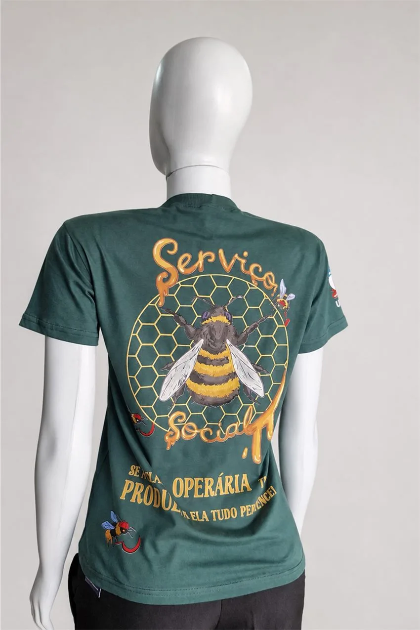 Camiseta verde com estampa grande nas costas para a turma de Serviço Social, em manequim