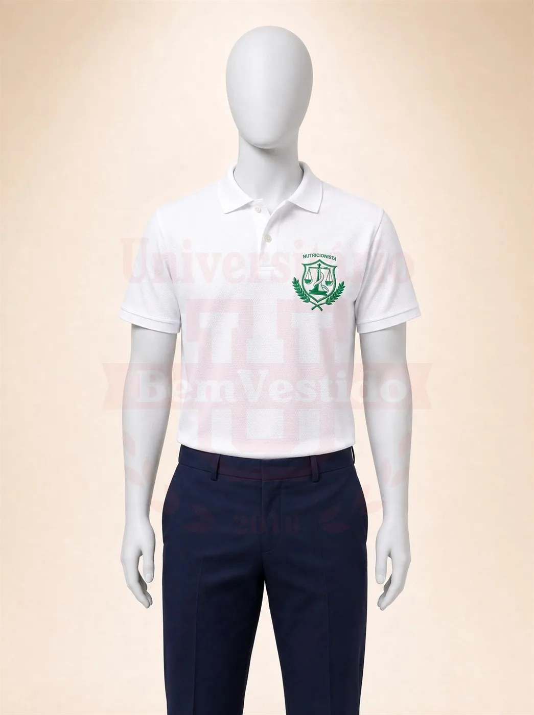 Polo branca com bordado Nutricionista em escudo verde no peito, em manequim