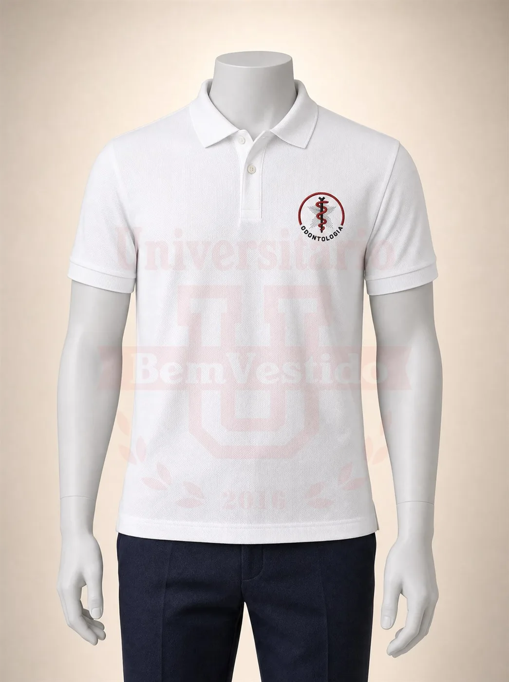Polo branca de Odontologia com emblema redondo bordado no peito, em manequim
