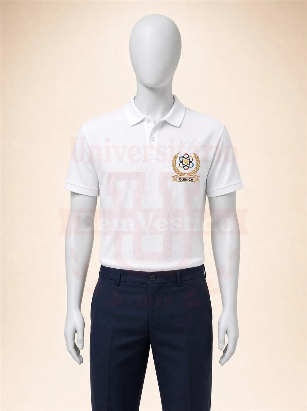 Polo branca de Química com bordado do curso no peito, em manequim