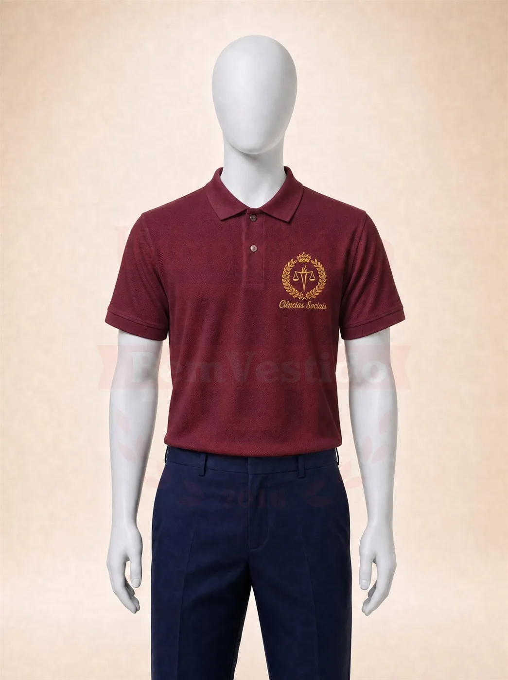 Polo Cabernet de Ciências Sociais com bordado dourado no peito, em manequim