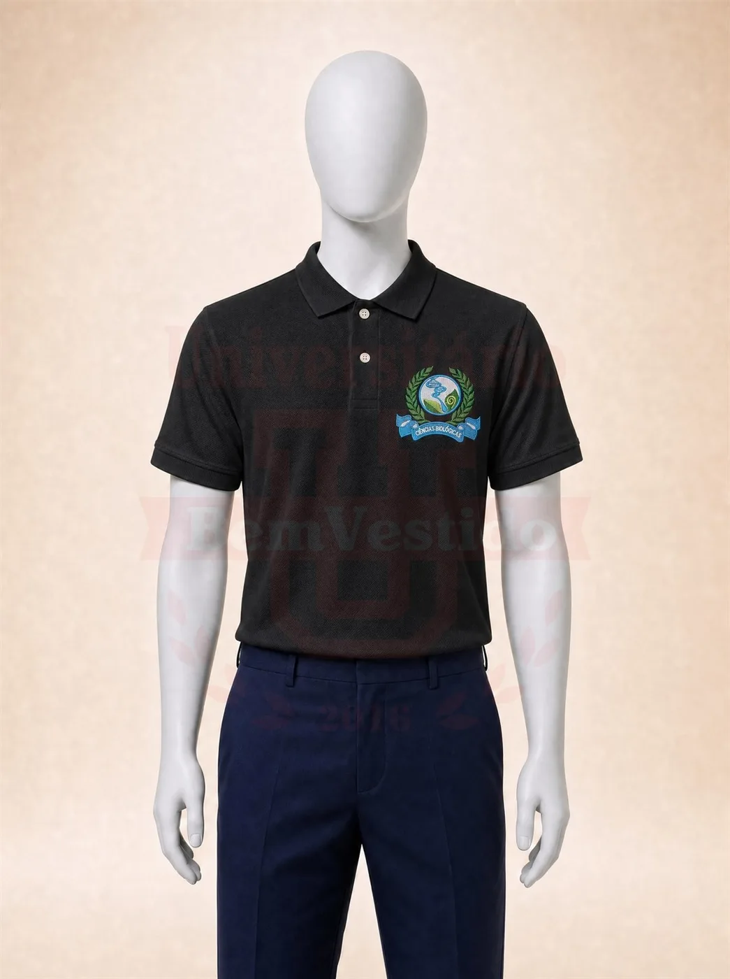 Polo preta de Ciências Biológicas com bordado do curso no peito, em manequim