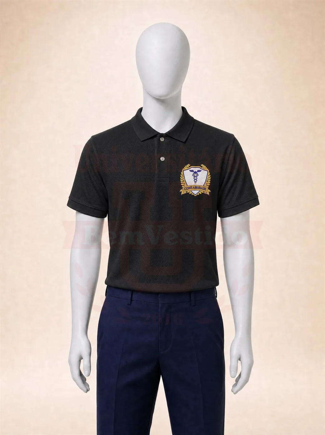 Polo Preta de Contabilidade com bordado do curso no peito, em manequim