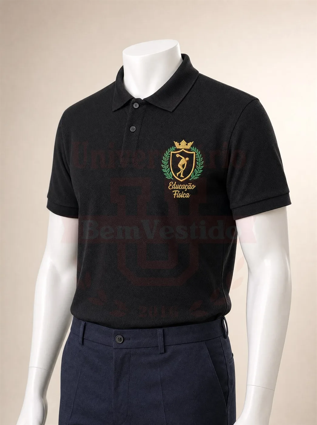 Polo preta de Educação Física com bordado do curso no peito, em manequim