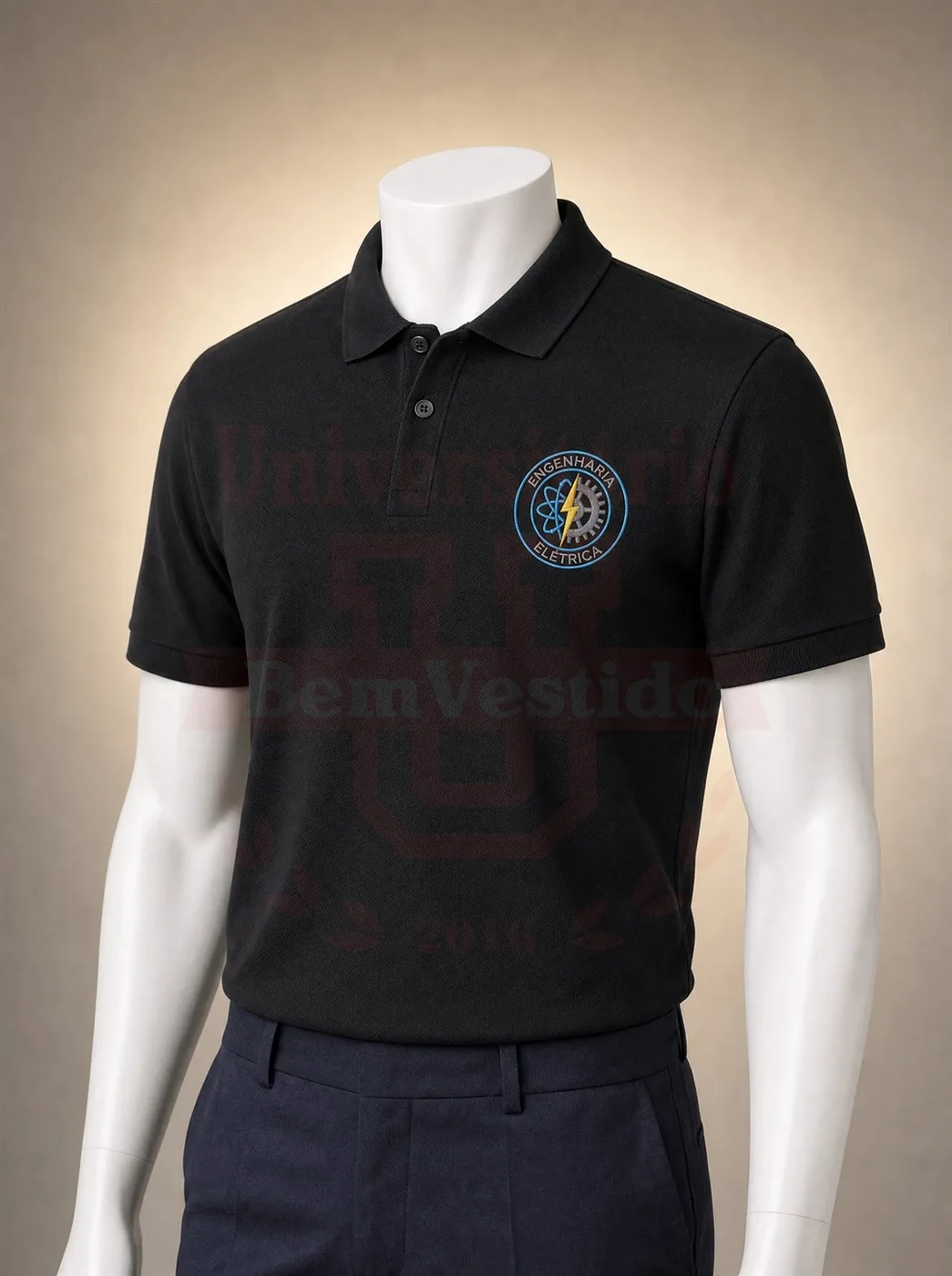 Polo preta de Engenharia Elétrica com bordado do curso no peito, em manequim
