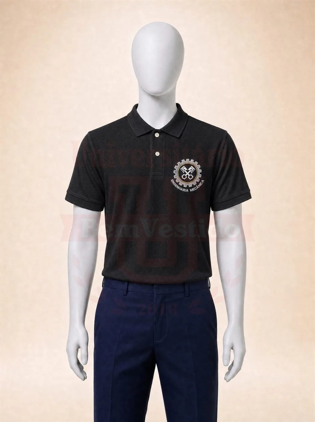 Polo preta de Engenharia Mecânica com bordado do curso no peito, em manequim