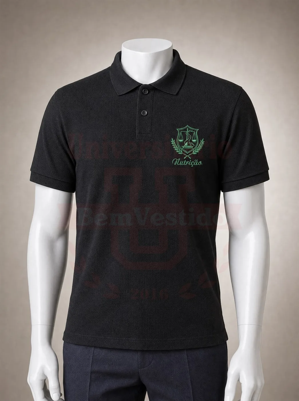 Polo preta de Nutrição com escudo e louros verdes bordados no peito, em manequim