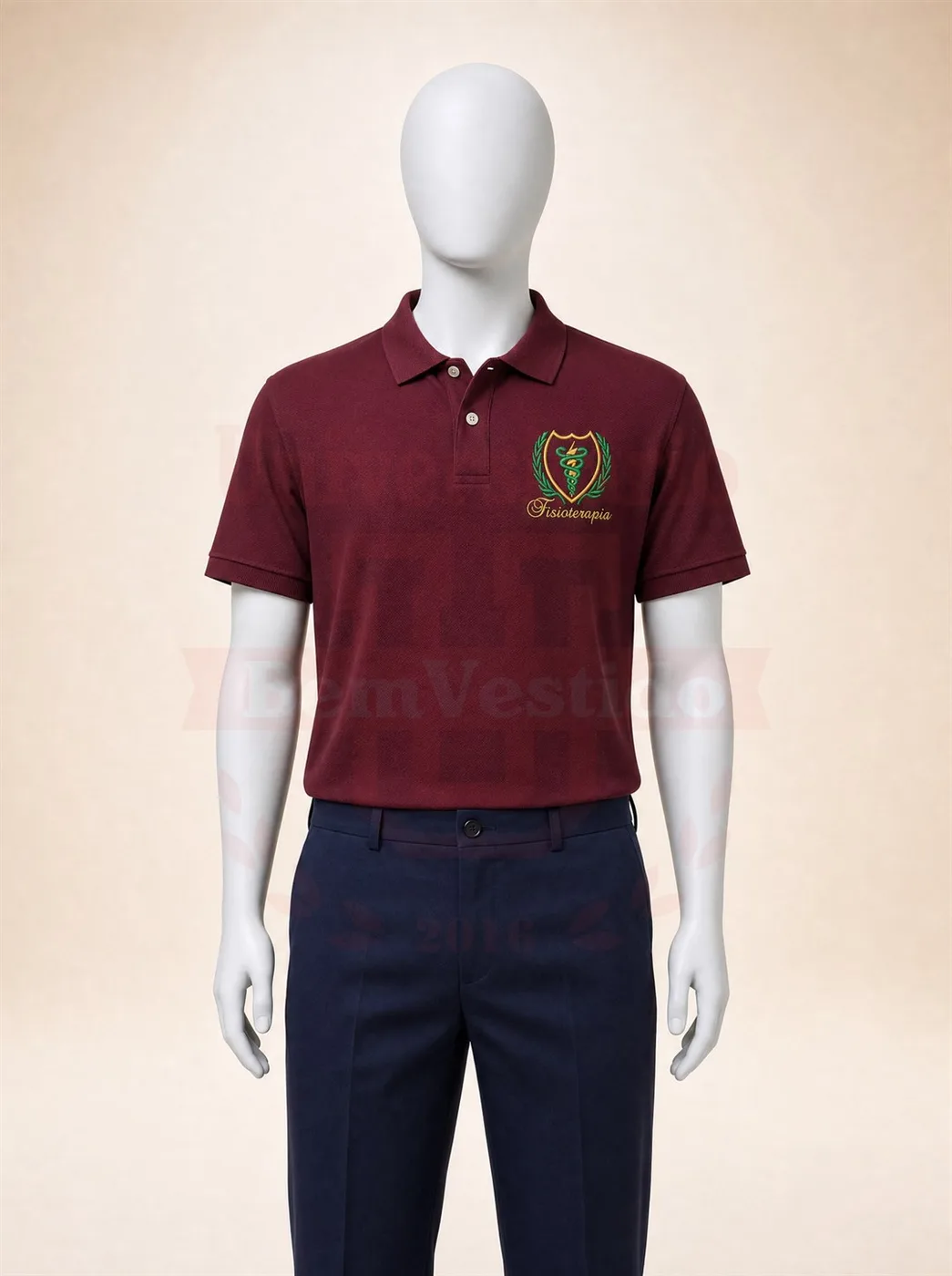 Polo vinho de Fisioterapia com escudo e louros verdes bordados no peito, em manequim
